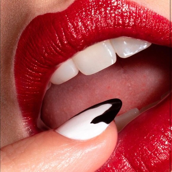 Urban Decay Game of Thrones lipstick “Daenerys” - Picture 3 of 6